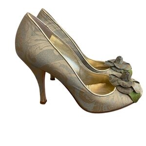 Shannon Britt Borocco High Heel Pumps Size 6.5 Flower Decal Evening Wear